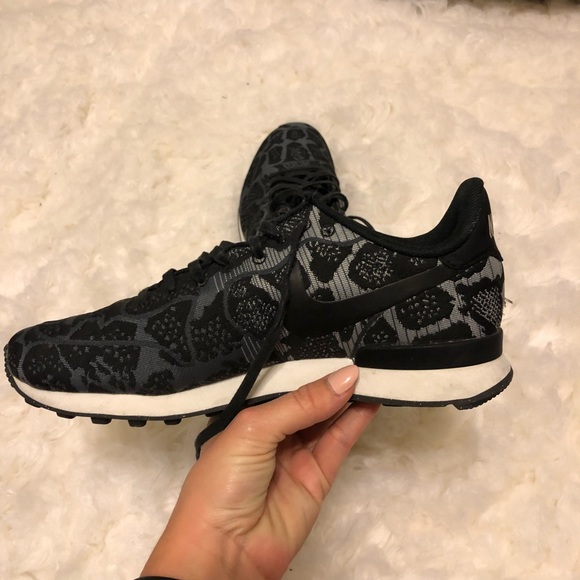 nike internationalist leopard